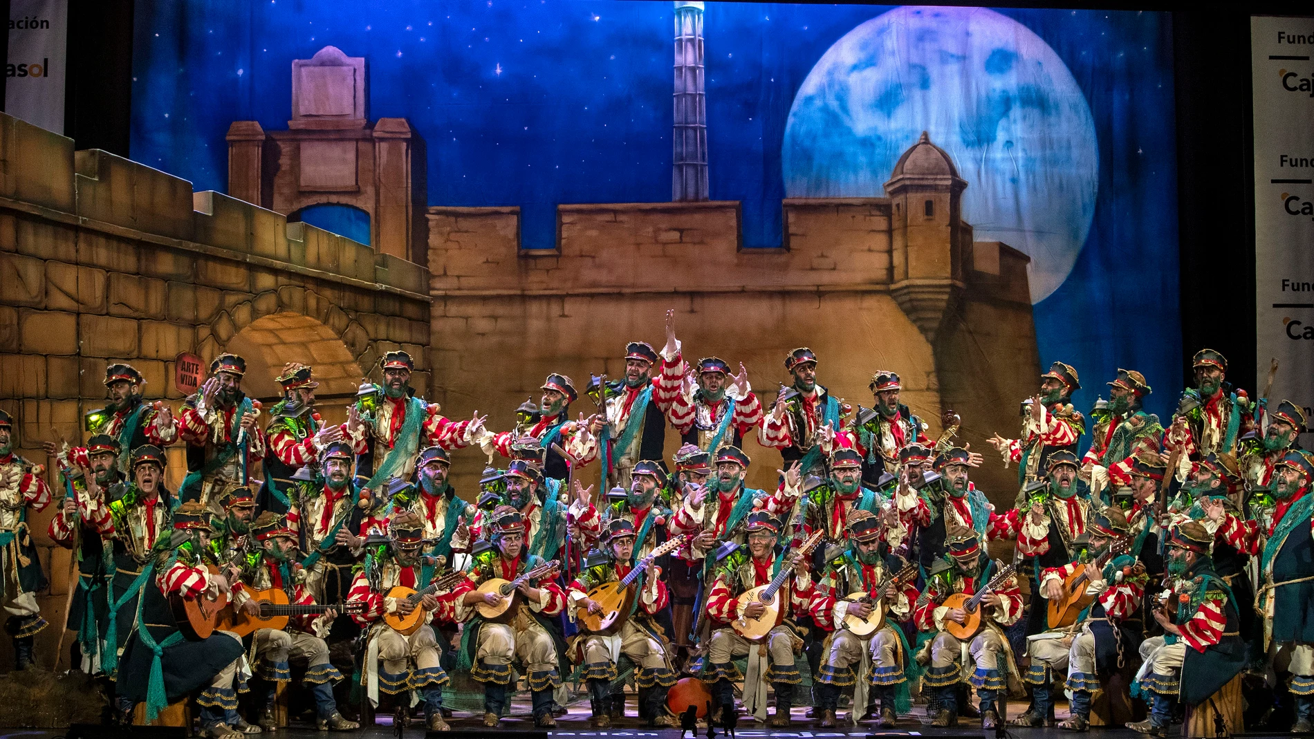 El coro &#39;Los iluminados&#39; en el escenario del Gran Teatro Falla, durante la semifinal del Carnaval de Cádiz (COAC) de 2024