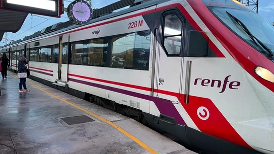 Tren de Cercanías en la estación de Renfe de San Fernando (Cádiz). Tren de Cercanías en la estación de Renfe de San Fernando (Cádiz).