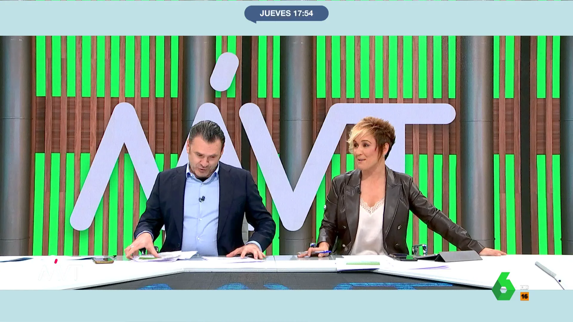 Iñaki López y Gonzalo Miró comentan en el inicio de Más Vale Tarde el resultado de la semifinal de Copa del Rey entre el Atlético de Madrid y el Athletic de Bilbao. El divertido 'pique' entre los dos y la reacción de Cristina Pardo, en este vídeo.