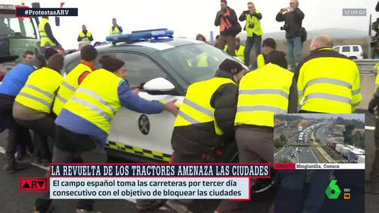 VÍDEO | Un grupo de agricultores intenta apartar a empujones un coche de la Guardia Civil VÍDEO | Un grupo de agricultores intenta apartar a empujones un coche de la Guardia Civil