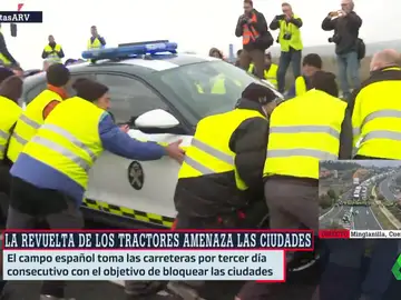 VÍDEO | Un grupo de agricultores intenta apartar a empujones un coche de la Guardia Civil