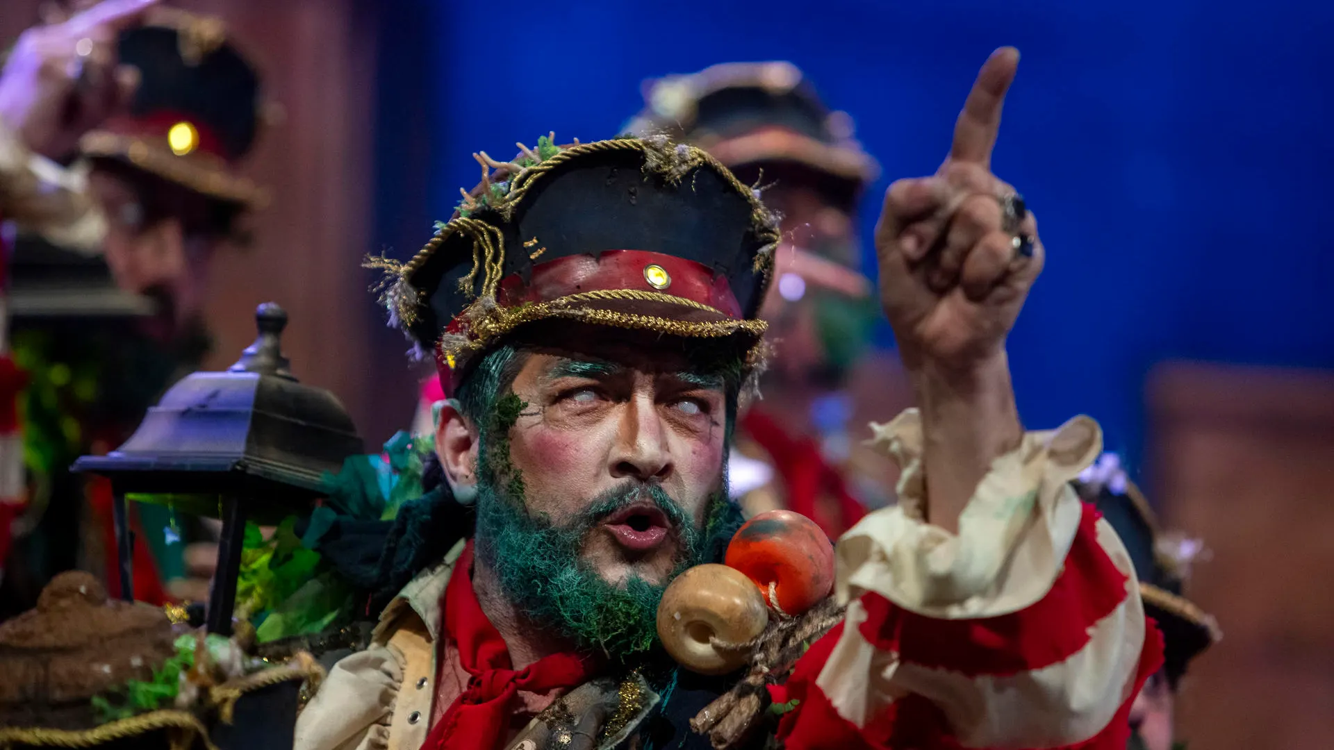 El coro 'Los iluminados' durante la tercera sesión de semifinales del Concurso Oficial de Agrupaciones Carnavalescas (COAC).