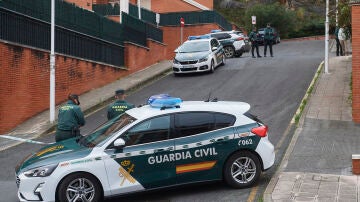 Un coche de la Guardia Civil frente a la vivienda donde se halló el cuerpo sin vida de la madre de los menores detenidos en Castro-Urdiales