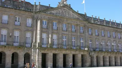 Fachada de la sede de la Xunta de Galicia, en Santiago de Compostela El Palacio de Rajoy es el principal edificio administrativo de la Xunta de Galicia, ubicado en la plaza del Obradoiro, frente a la catedral
