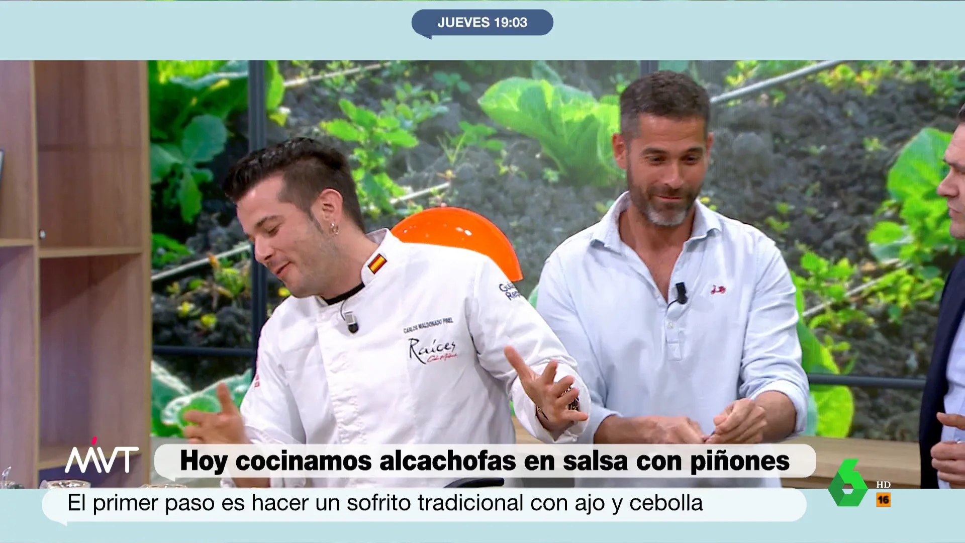 Carlos Maldonado y Pablo Ojeda cocinan en Más Vale Tarde alcachofas en salsa con piñones y, en este vídeo, el nutricionista desvela un sencillo truco para quitarnos el olor a ajo de las manos cuando lo manipulamos en la cocina.