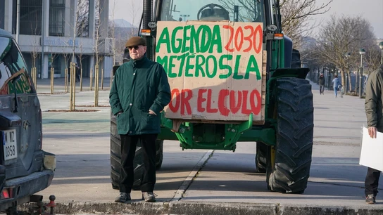 Un agricultor y un tractor con un cartel durante una concentración en la segunda jornada de protestas, a 7 de febrero de 2024 en Vitoria-Gasteiz, Álava, Euskadi (España). Un agricultor y un tractor con un cartel durante una concentración en la segunda jornada de protestas, a 7 de febrero de 2024 en Vitoria-Gasteiz, Álava, Euskadi (España).