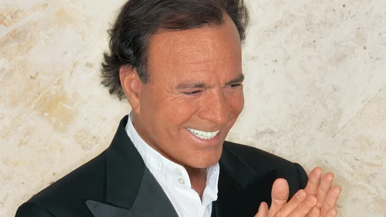 Julio Iglesias contará su vida de la mano de Netflix. Julio Iglesias contará su vida de la mano de Netflix.