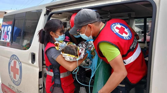 El momento del rescate de una niña de tres años por la Cruz Roja de Filipinas El momento del rescate de una niña de tres años por la Cruz Roja de Filipinas