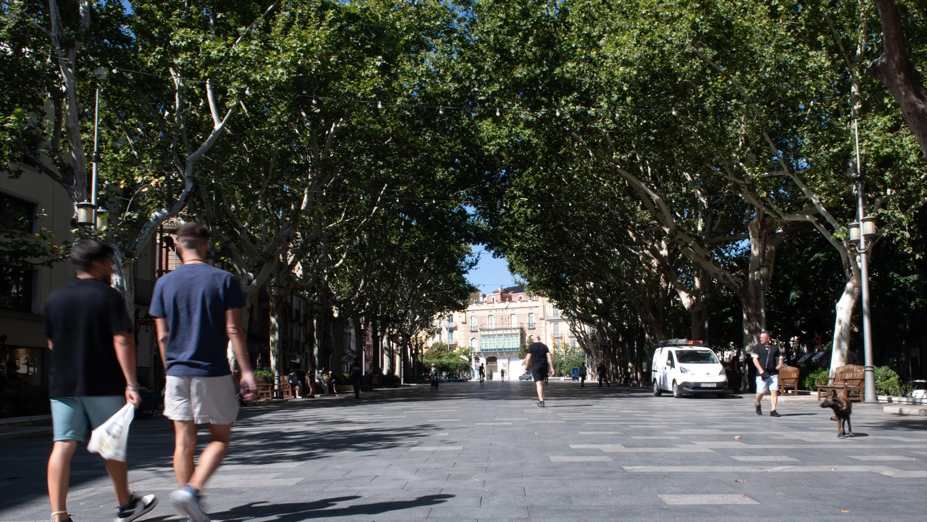 Varias personas caminan por las Ramblas de Figueres, a 8 de septiembre de 2023, en Figueres, Girona, Catalunya (España).