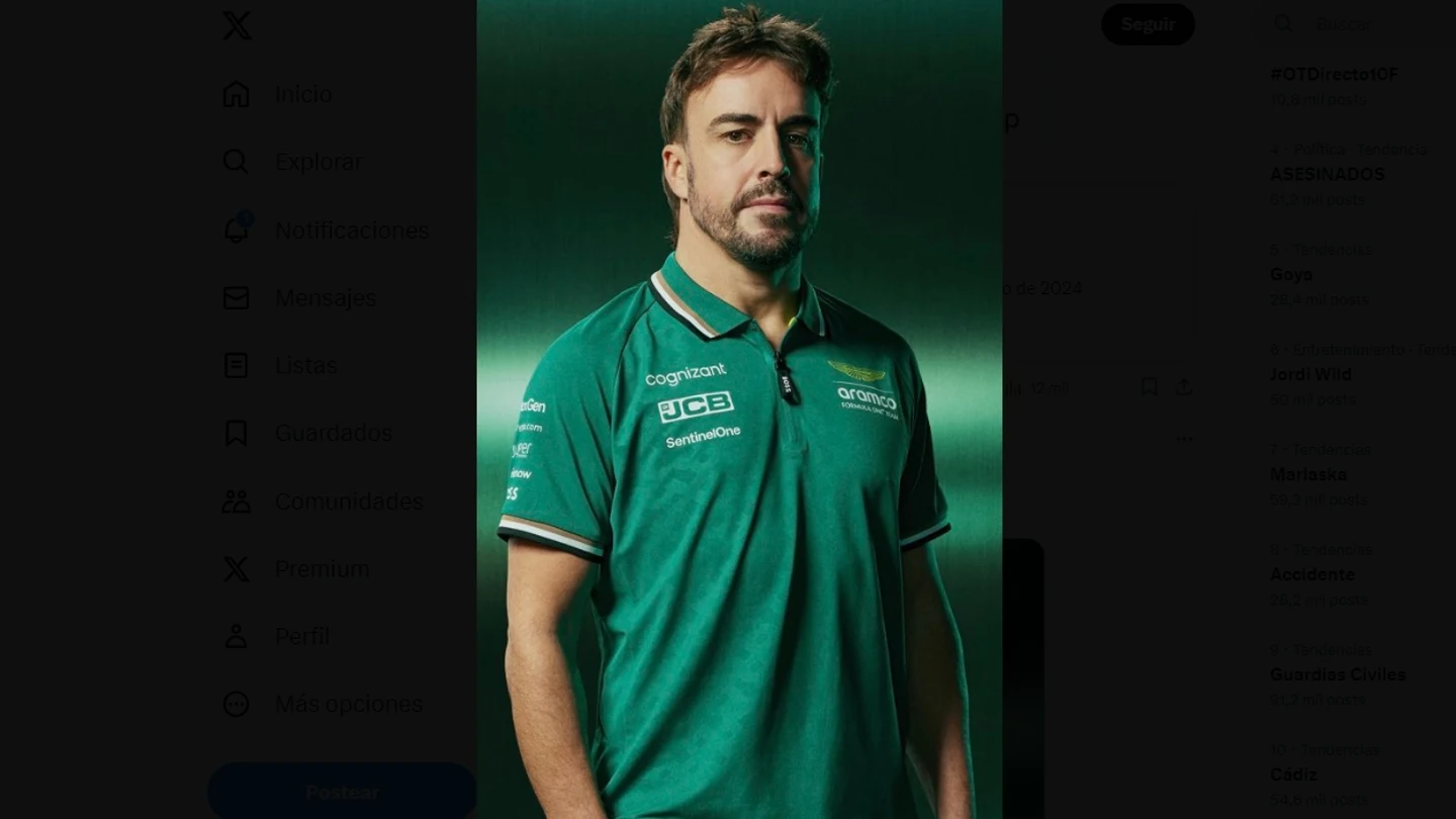 Fernando Alonso, con el polo de Aston Martin 2024 Fernando Alonso, con el polo de Aston Martin 2024