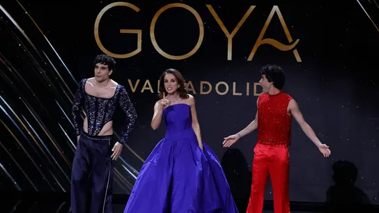 Ana Belén, Javier Ambrossi y Javier Calvo durante los premios Goya 2024 Ana Belén, Javier Ambrossi y Javier Calvo durante los premios Goya 2024