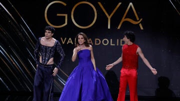 Ana Belén, Javier Ambrossi y Javier Calvo durante los premios Goya 2024