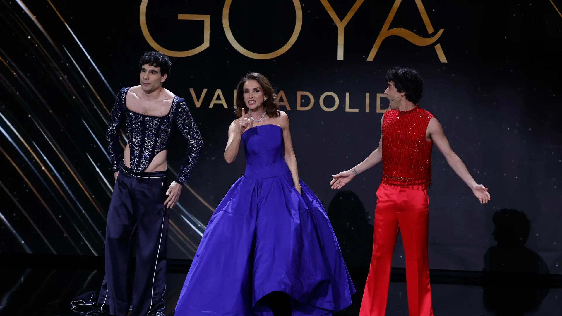 Ana Belén, Javier Ambrossi y Javier Calvo durante los premios Goya 2024