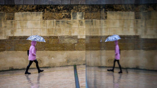 Imagen de una persona con un paraguas