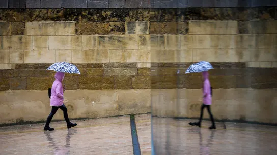 Imagen de una persona con un paraguas Imagen de una persona con un paraguas