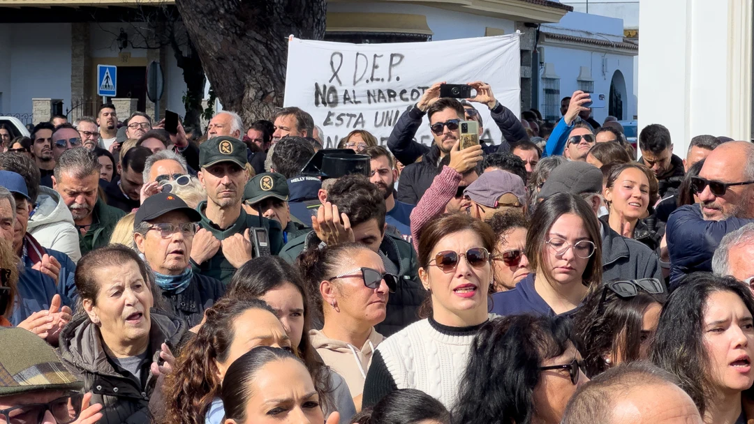 Minuto de silencio en el ayuntamiento de Barbate por el asesinato de dos guardias civiles