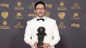 J.A Bayona posa con el Goya a 'Mejor dirección'