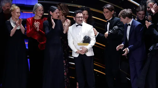 Bayona con el equipo de 'La sociedad de la nieve' tras recibir el Goya a Mejor película Bayona con el equipo de 'La sociedad de la nieve' tras recibir el Goya a Mejor película