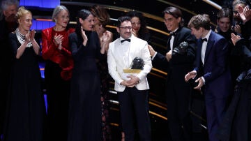 Bayona con el equipo de 'La sociedad de la nieve' tras recibir el Goya a Mejor película