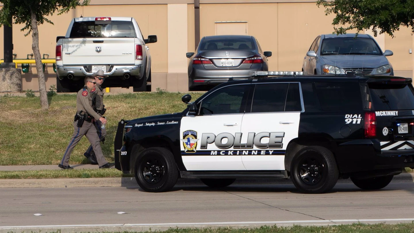 Policías fuera de servicio abaten a una atacante que disparó dentro de una megaiglesia en Houston Policías fuera de servicio abaten a una atacante que disparó dentro de una megaiglesia en Houston