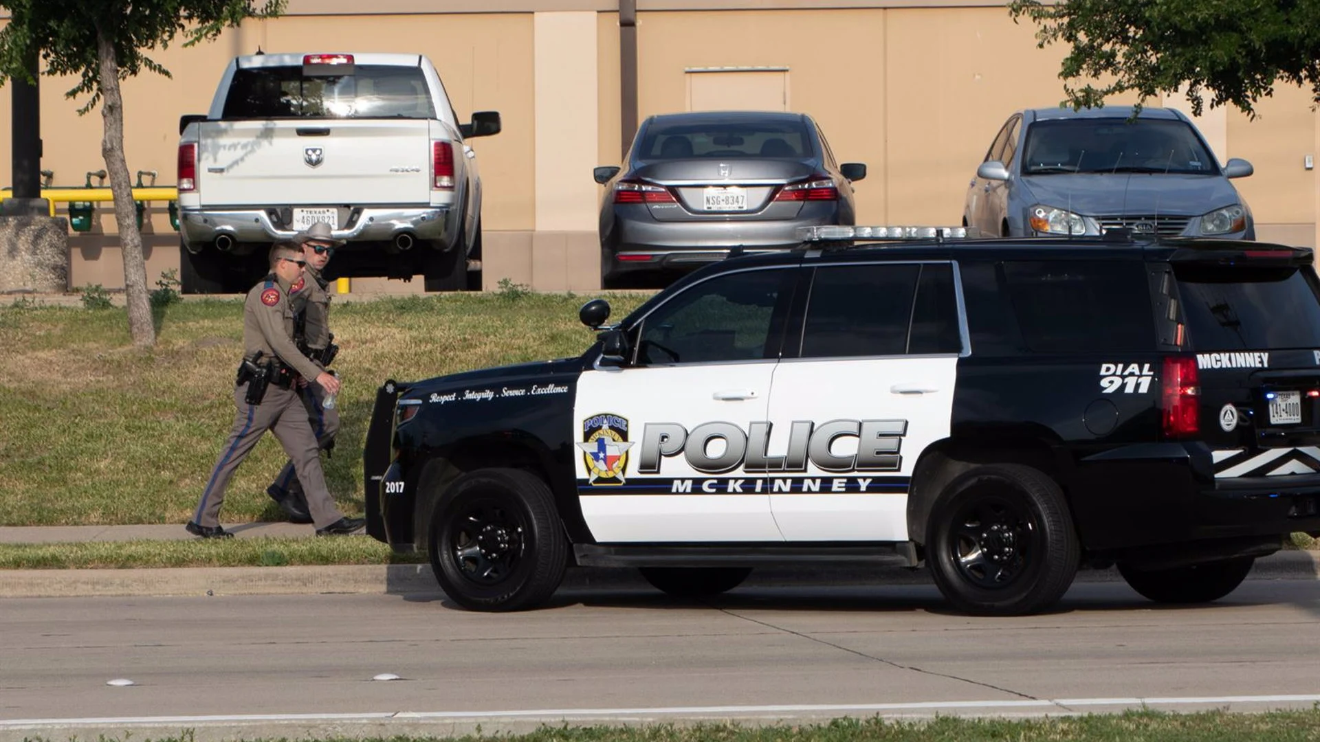 Policías fuera de servicio abaten a una atacante que disparó dentro de una megaiglesia en Houston