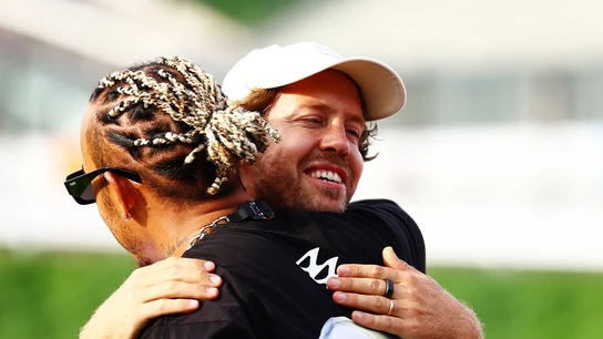 Vettel se abraza a Hamilton Vettel se abraza a Hamilton