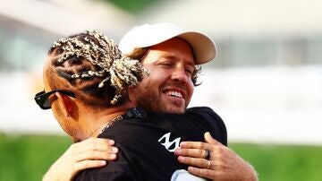 Vettel se abraza a Hamilton