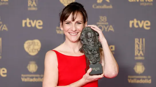 La actriz Malena Alterio posa con el Goya. La actriz Malena Alterio posa con el Goya.