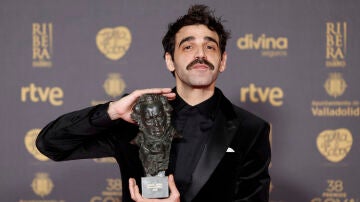 El actor David Verdaguer posa con el Goya a Mejor Actor Protagonista