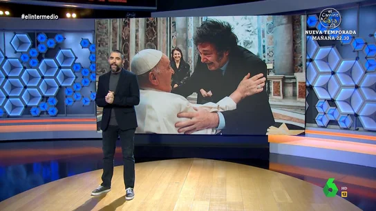 Dani Mateo analiza el buen rollo entre Milei y el papa Francisco "Uno habla con Dios y el otro con su perro muerto", ironiza Dani Mateo, que en este vídeo analiza la 'reconciliación' del papa Francisco con Milei después de que el presidente argentino le llamara "imbécil" y "representante del maligno en la Tierra".