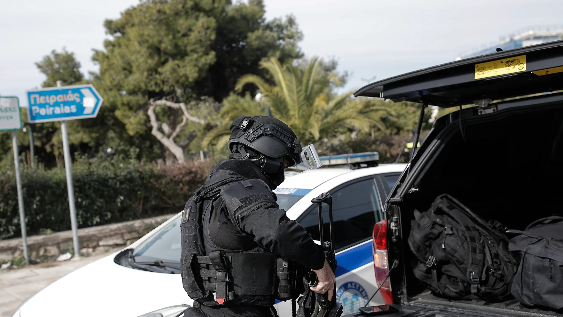 Un policía de Grecia se prepara para entrar en el edificio tras el tiroteo