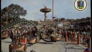 Tarjeta postal de la atracción El Pulpo del Parque de Atracciones de Madrid en 1969, cerrada tras la muerte de una niña. 
