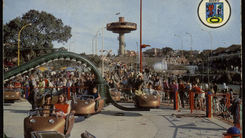 Tarjeta postal de la atracción El Pulpo del Parque de Atracciones de Madrid en 1969, cerrada tras la muerte de una niña. 