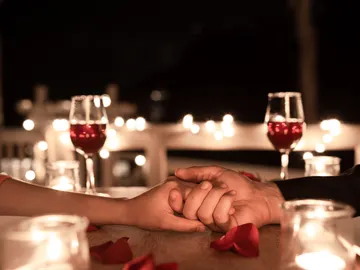 Pareja celebrando San Valentín 2024 en un restaurante Pareja celebrando San Valentín 2024 en un restaurante