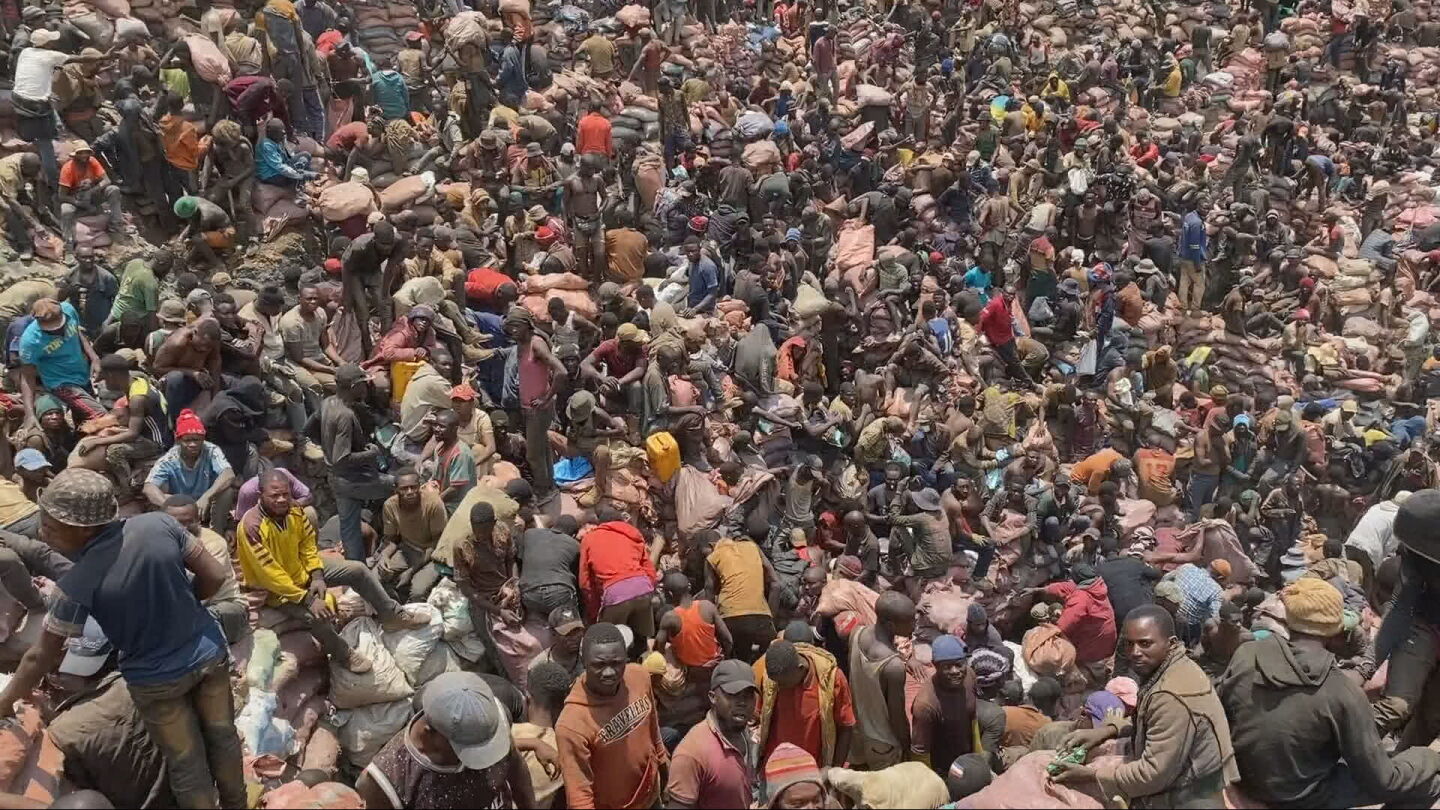 Cientos de personas buscan cobalto en las montañas del Congo Cientos de personas buscan cobalto en las montañas del Congo