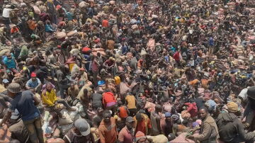 Cientos de personas buscan cobalto en las montañas del Congo