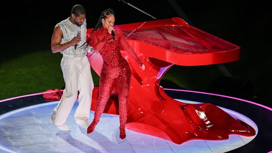 Los cantantes estadounidenses Alicia Keys (R) y Usher actúan durante el espectáculo de medio tiempo de Apple Music en el Super Bowl LVIII, Allegiant Stadium, Las Vegas, Nevada. Los cantantes estadounidenses Alicia Keys (R) y Usher actúan durante el espectáculo de medio tiempo de Apple Music en el Super Bowl LVIII, Allegiant Stadium, Las Vegas, Nevada.