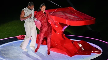 Los cantantes estadounidenses Alicia Keys (R) y Usher actúan durante el espectáculo de medio tiempo de Apple Music en el Super Bowl LVIII, Allegiant Stadium, Las Vegas, Nevada.