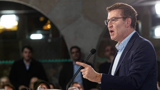 El presidente del Partido Popular, Alberto Núñez Feijóo, interviene en un mitin en la plaza de abastos de Marín (Pontevedra) El presidente del Partido Popular, Alberto Núñez Feijóo, interviene en un mitin en la plaza de abastos de Marín (Pontevedra)