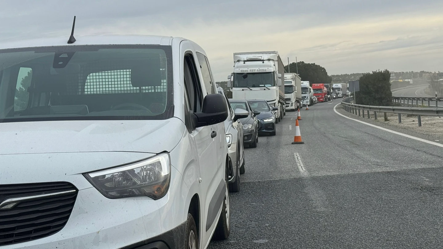 Retenciones de vehículos en la A-92 a su paso por Arahal (Sevilla) Retenciones de vehículos en la A-92 a su paso por Arahal (Sevilla)