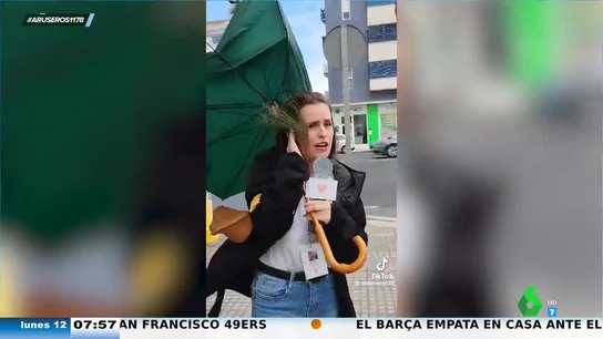 Alfonso Arús descubre uno de los disfraces más divertidos de este Carnaval: el de reportera dando las noticias del tiempo Alfonso Arús descubre uno de los disfraces más divertidos de este Carnaval: el de reportera dando las noticias del tiempo
