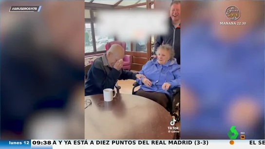 La reacción de unos ancianos, casados desde hace más de 60 años, cuando vuelven a verse tras estar tres meses separados La reacción de unos ancianos, casados desde hace más de 60 años, cuando vuelven a verse tras estar tres meses separados