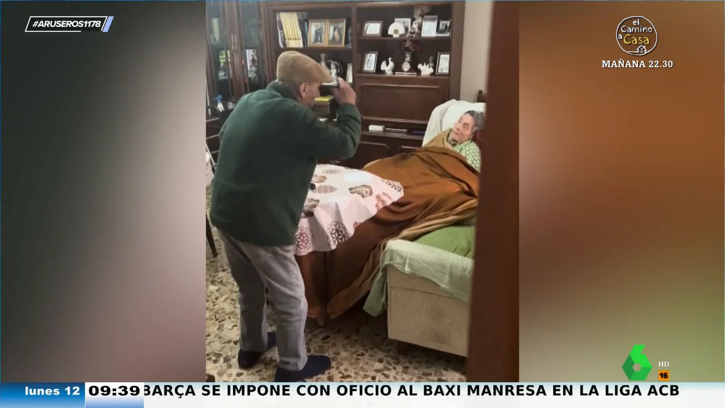 Un anciano baila frente a su mujer con alzhéimer para que ella vuelva a reír como cuando eran jóvenes Un anciano baila frente a su mujer con alzhéimer para que ella vuelva a reír como cuando eran jóvenes
