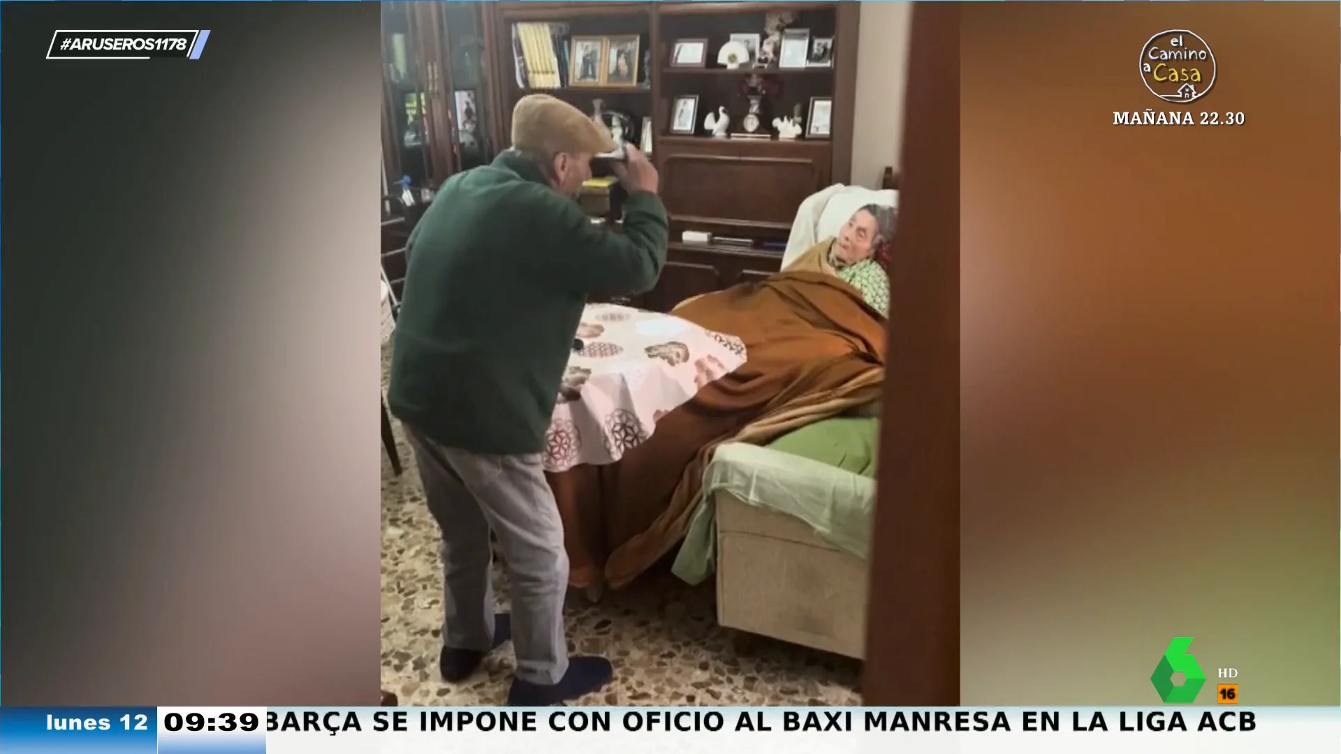 Un anciano baila frente a su mujer con alzhéimer para que ella vuelva a reír como cuando eran jóvenes