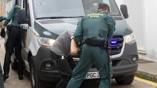 Agentes de la Guardia Civil trasladan a los juzgados de Barbate a uno de los ocho detenidos por la muerte de dos guardias civile Agentes de la Guardia Civil trasladan a los juzgados de Barbate a uno de los ocho detenidos por la muerte de dos guardias civile