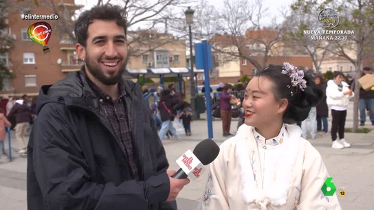 Una joven china le confiesa a Isma Juárez lo que pide al Año Nuevo Chino: "Paz, felicidad, alegría y ganar mucho dinero" Una joven china le confiesa a Isma Juárez lo que pide al Año Nuevo Chino: "Paz, felicidad, alegría y ganar mucho dinero"