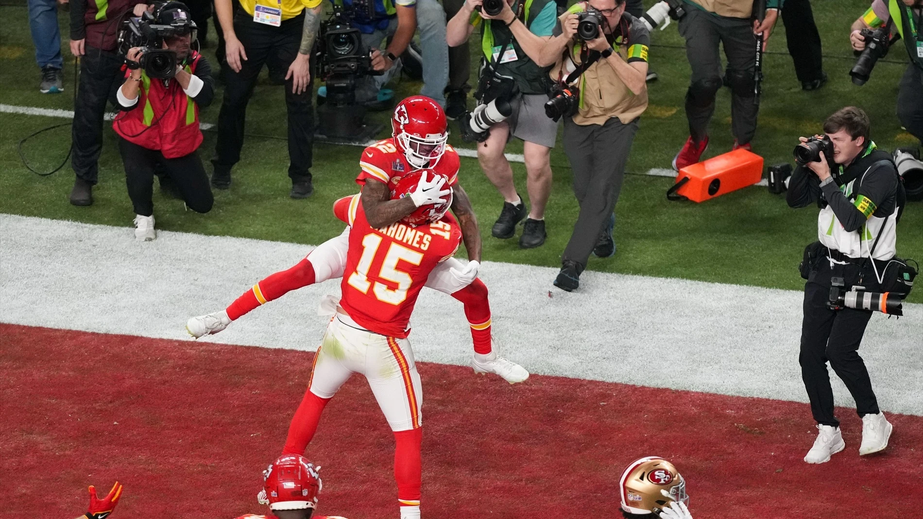 Patrick Mahomes celebra con Mecole Hardman el &#39;touchdown&#39;ganador para los Kansas City Chiefs ante los San Francisco 49ers en la LVIII Super Bowl.