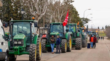 Varios agricultores aguardan el inicio de una marcha por la Comunidad de Madrid