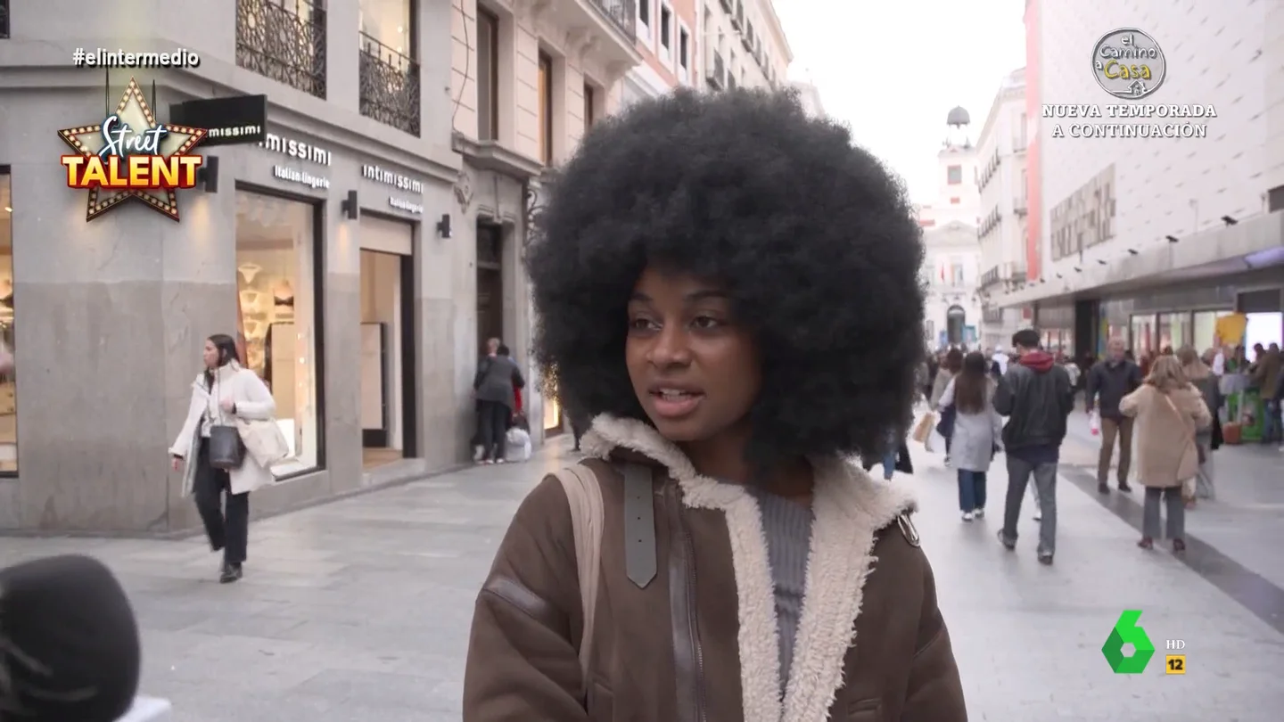 Una joven muestra su valioso talento en El Intermedio: "Guardarme cosas en el pelo afro" Una joven muestra su valioso talento en El Intermedio: "Guardarme cosas en el pelo afro"