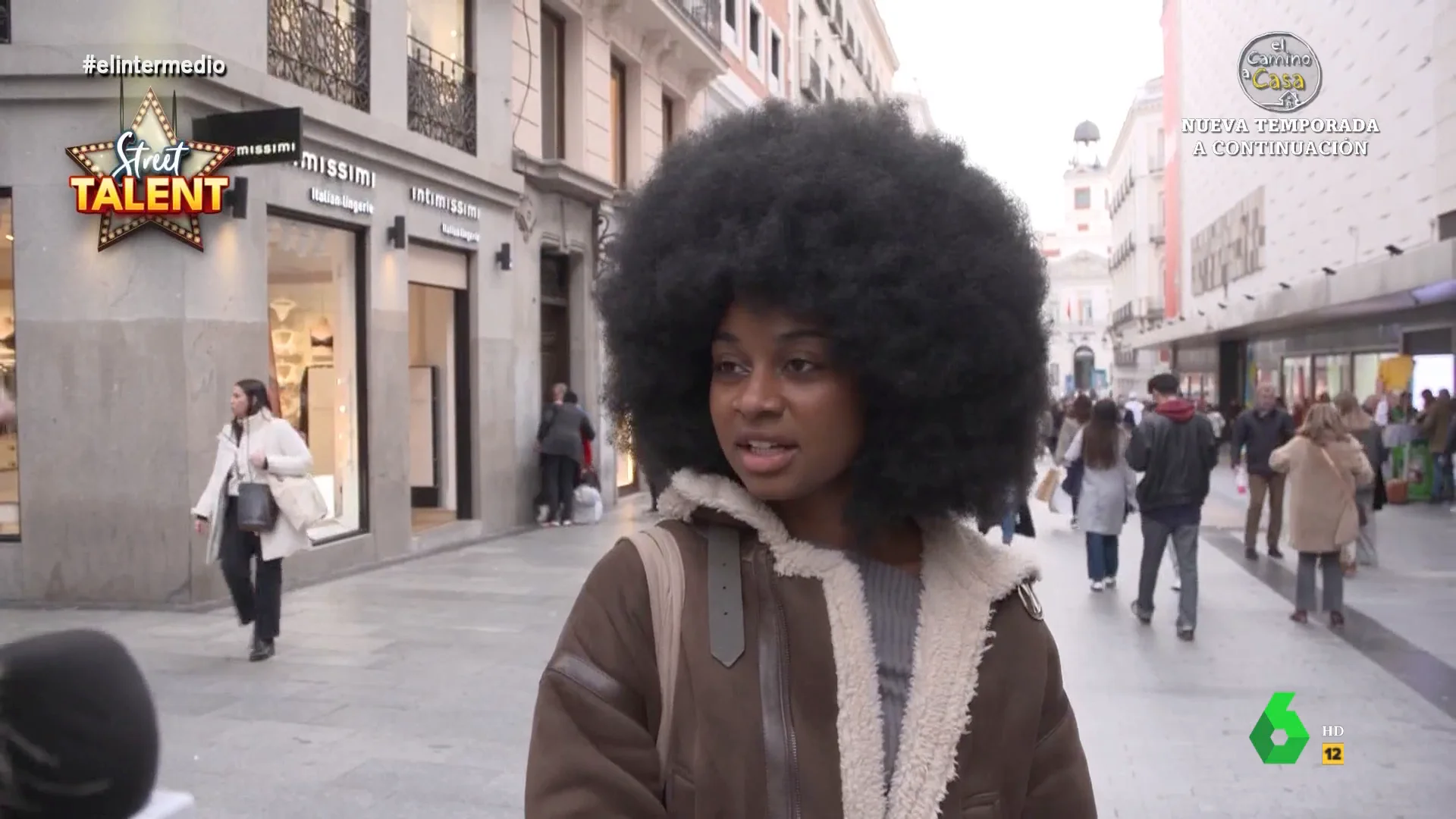 Una joven muestra su valioso talento en El Intermedio: "Guardarme cosas en el pelo afro"